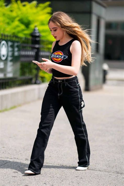 sabrina carpenter street style.